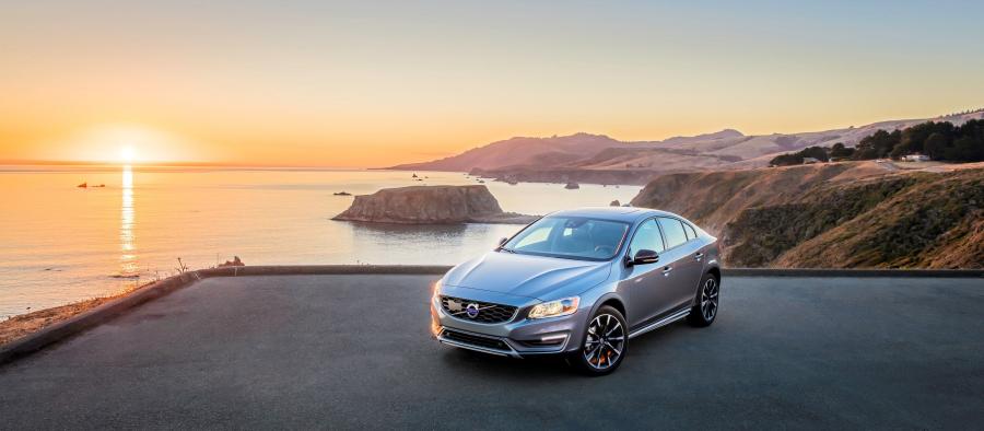  Volvo S60 Cross Country 2016 года  (US) (фото 2 из 11)